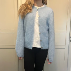 Pienpino mohair kofta  - Så fin ljusblå kofta från Pienpino 💕. Den är ny, har bara testat den. Jätte fint mohair material. Kostade lite mer än 1200 kr. Det är onesize men passar mig som brukar vara en S/M 💖