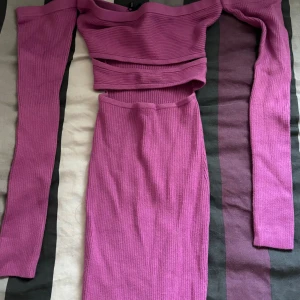Ribbad lila klänning från NBD - Säljer en superfin ribbad lila klänning från NBD. Den har en offshoulder-design och är långärmad, vilket gör den perfekt för både fest och vardag. Klänningen är i storlek S och sitter riktigt snyggt på kroppen. Perfekt för höst och vår!