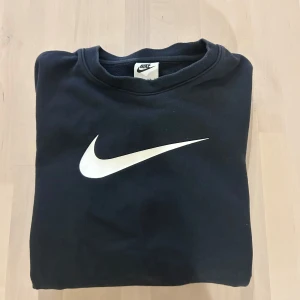 Nike tröja - Säljer en riktigt snygg Nike tjocktröja som är i väldigt bra skick. Perfekt nu inför våren!