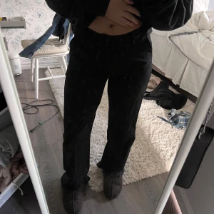 Kostymbyxor från Grunt  - Fina kostymbyxor från märket Grunt. Väldigt långa ben. För långa för mig som är 1,62. Byxorna är knappt använda så super fint skick! 