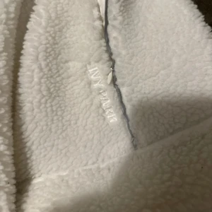 Vit teddyjacka från Adidas - Beyonces kollektion IVY PARK x Adidas. Teddybyxor cargo. Super coola, unika & mysiga. Använda 2 gånger.