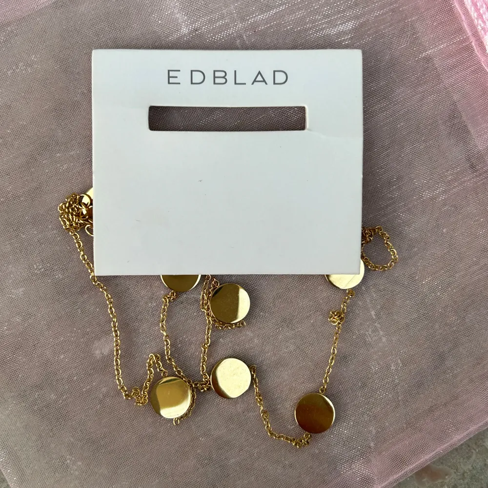 Halsband från Edblad som är superfint att layera med andra halsband! Helt oanvänd och inte ens provad. Säljer pågrund av att jag aldrig fått användning av det!⭐️ Nypris: 399kr. Accessoarer.