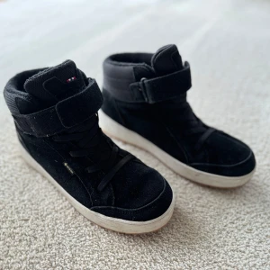 Svarta Viking vinterskor med kardborreband i nyskick - Säljer ett par svarta vinterskor, kängor i svart Goretex mocka med kardborreband. Märke Viking. De har en halv hög modell som ger extra stöd runt ankeln. Perfekta för både vardag och lite mer avslappnade tillfällen. Mycket fint skick, knappt använda då grabben växte ur dem så snabbt. Storlek 40.