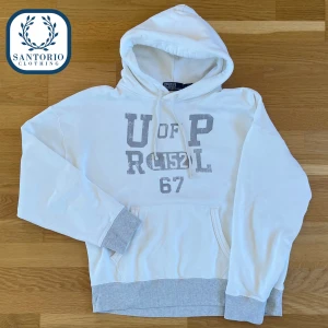 Vit hoodie från Polo Ralph Lauren - Säljer en riktigt fet slutsåld Ralph Lauren Hoodie i 10/10 skick! Han på bilden är 175cm/70kg (lite för stor för hnm) Nypris: 2600kr, Storlek M/L 💬Skriv vid frågor