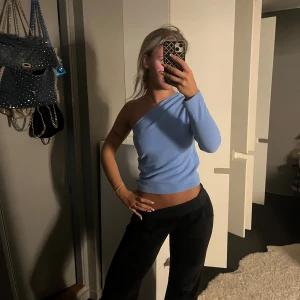 Blå topp - Fin topp från gina aldrig använd