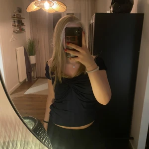 Off shoulder topp ifrån H&M - Mörkblå off shoulder topp ifrån H&M💙 Strl M 