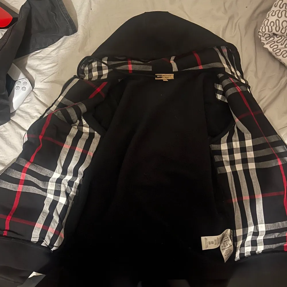 Säljer min burberry zip då den inte kommer till användning. Storlek small. Hoodies.