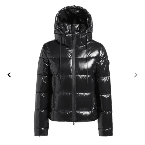 Khujo jacka - Säljer min skitsnygga Khujo dunjacka 🤩Blivit för liten tyvärr, köptes för nypris 1899kr förra vintern och är knappt använd ❤️