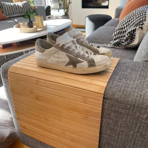 Golden Goose Archive Sneaker - Stilrena golden goose i vit läder och gråa detaljer i mocka | skorna är sparsamt använda och i fint skick | storlek 42 sitter aningen större | garanterat äkta ✅| ny pris ∼ 6000kr | endast skorna medföljer vid köp