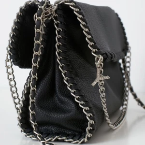 Väska - Jätte fin helt ny väska i fint skick. Aldrig använd då jag inte haft en möjlighet till det. Ord pris 329kr. ♡ Pris kan diskuteras vid snabb affär!