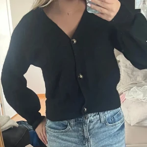 Svart kofta - Säljer denna super snygga koftan då den inte kommer till användning❤️ storlek M men sitter som S❤️