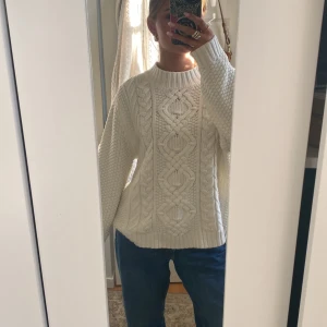 Vit stickad tröja  - Vit stickad tröja 