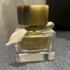 My Burberry parfym  - Säljer denna my burberry parfym som doftar magiskt 😍 Doftfamilj – Orientalisk/Blommig Toppnoter – Jasmin Mellannoter – Rosor och Persika Basnoter – Patchouli och Bärnsten