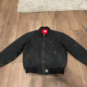 Vintage Carhartt detroit jacket | Workwear - Hej, jag säljer min unika 19 år gamla carhartt-jacka som är i en vintage svart tvätt. 100% legit Perfekt för denna höst och vinter Synliga fläckar av användning men är förväntat av en 19 år gammal arbetar jacka. Skriv om du har frågor!