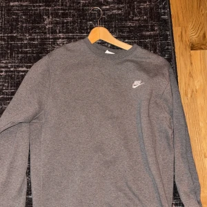 Nike hoodie grå - Skick 10/10 använd kankse 3 gånger och ser fortfarande fabriksny ut.