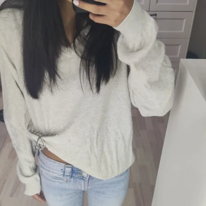 Långärmad beige tröja - Säljer en supermysig beige tröja med långa ärmar. Den är i ett mjukt material och passar till allt. Perfekt för höst och vår. Ganska stor is storleken men går att vika upp så att det passar xs/s