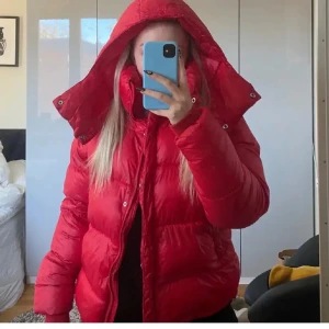 Bikbok vinterjacka  - Säljare denna röda vinterjacka från bikbok, finns en liten fläck på den som man inte ser så mycket alls men där av priset , kom provat för fler bilder eller frågor priset kan diskuteras vid snabb äffer❤️