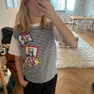 T-shirt Kalle Anka - T-shirt med ränder och Kalle Anka-tryck. 