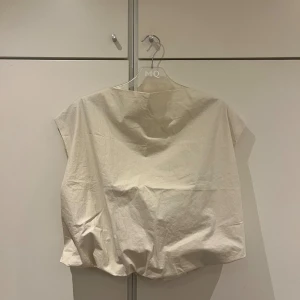 Krämvit topp, Zara - Krämvit topp som är puffig.  Strl S, passar även M.  Aldrig använd. Ny utan prislapp. 