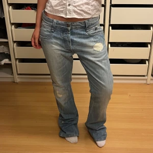 Replay oversized jeans - Säljer dessa otroliga jeansen från Replay som jag precis fick hem då de tyvärr var för stora! De tre sista bilderna är från hon jag köpte de av!!  Midjemått: 44 cm    Innerbenslängd: 84 cm