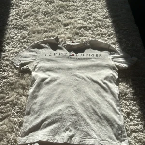  Tommy Hilfiger -  En jättefin Tommy Hilfiger t-shirt Superbra material💕