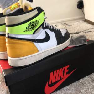 Säljer mina Jordan 1 retro high og i färgkombination white/black/volt