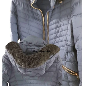 Blå dunjacka från Tommy Hilfiger - Säljer en snygg blå dunjacka från Tommy Hilfiger. Den har en mysig pälskant på huvan och en praktisk dragkedja i guld. Perfekt för kalla dagar och håller dig varm och stilren. Jackan har långa ärmar och en quiltad design.