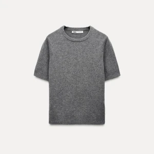 ZARA TOPP - Zara topp, super skön o snygg. Slutsåld på hemsidan o nypris ligger på 399.  Hör av dig vid funderingar! 😻