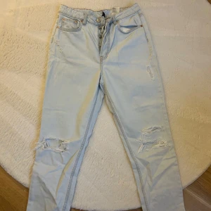Jeans - Bra skick! Använt några gånger, säljer den på grund av att den har blivit stor på mig och använder inte den längre!☺️