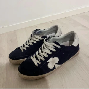 The gallerist skor - Hej! Säljer mina the gallerist skor♣️ Detta är en väldigt efterfrågad färg och skicket är befintligt🫡 Lite slitna längst bak på sulan därav priset😮‍💨 Hör av dig om du är ute efter fler bilder eller ytterligare frågor💥  Mvh John🍾 (Lånade bilder)