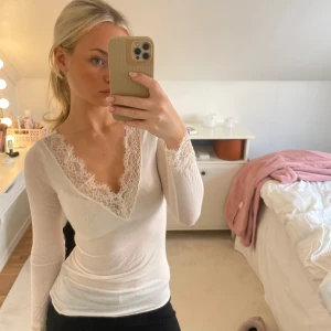 Intimissimi tröja - Långärmad tröja från Intimissimi med spets. Super bra skick, inga defekter. Säljer pga använder ej. Strl S 