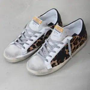 Ett par Golden Goose Deluxe Brand Leopard. Dehär skorna har jag köpt begagnat på ebay. Den är ganska använda men fortfarande snygga 💕💕 Några frågor eller skulle behöva ytterligare bilder, hör av dig 😆