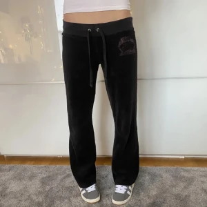 Lågmidjade Juicy Couture  - Ett par supersnygga lågmidjade juicy byxor i den gamla modellen utan fickor där bak. Dom är i okej skick men juicy märket är lite slitet.