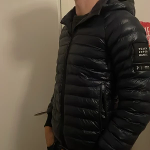 PEAK PERFORMANCE JACKA - Säljer min peak jacka som jag bara har använt några få gånger, Den är i bra skick men har ett litet hål på ena armen som inte syns dock. Den är  i storlek 150 