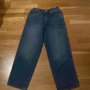 Baggy denim jeans med adjustable waist  - Baggy denim jeans som är i Jätte bra skick och oanvänd. Passar bra för dig som är runt 165-170. Säljer så att man har råd med andra kläder och så att någon annan kan njuta av dem hära byxorna när dem inte är min personliga stil. 