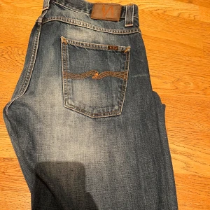 Nudie Jeans - Nudie jeans, modell ”Average Joe” färg rough dark.  Storlek W32 L34