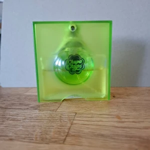 I Love Me Pop Vinyl Chupa Chups - Lite mer än hälften kvar av 30ml  I Love Me Pop Vinyl by Chupa Chups is a Floral Woody Musk fragrance for women. I Love Me Pop Vinyl was launched in 2003. The nose behind this fragrance is Michel Girard. Top notes are Yuzu and Pink Pepper