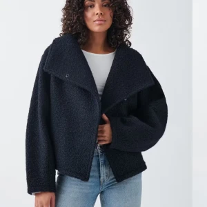 Höstjacka - Säljer denna super fina korta kappa från Gina. Använd ett fåtal gånger och är i bra skick🌸 Är i storlek S och helt slutsåld. Nypris 599