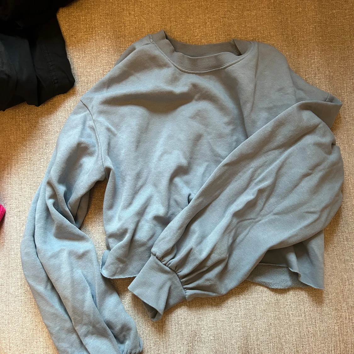 Blå croppad sweatshirt