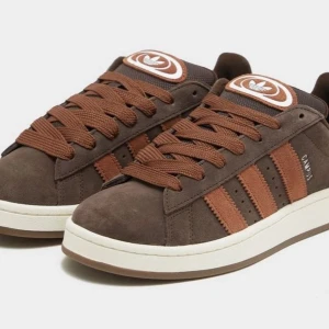 Bruna sneakers från Adidas - Säljer mina superfina campus. Passar mig som är en normal 39