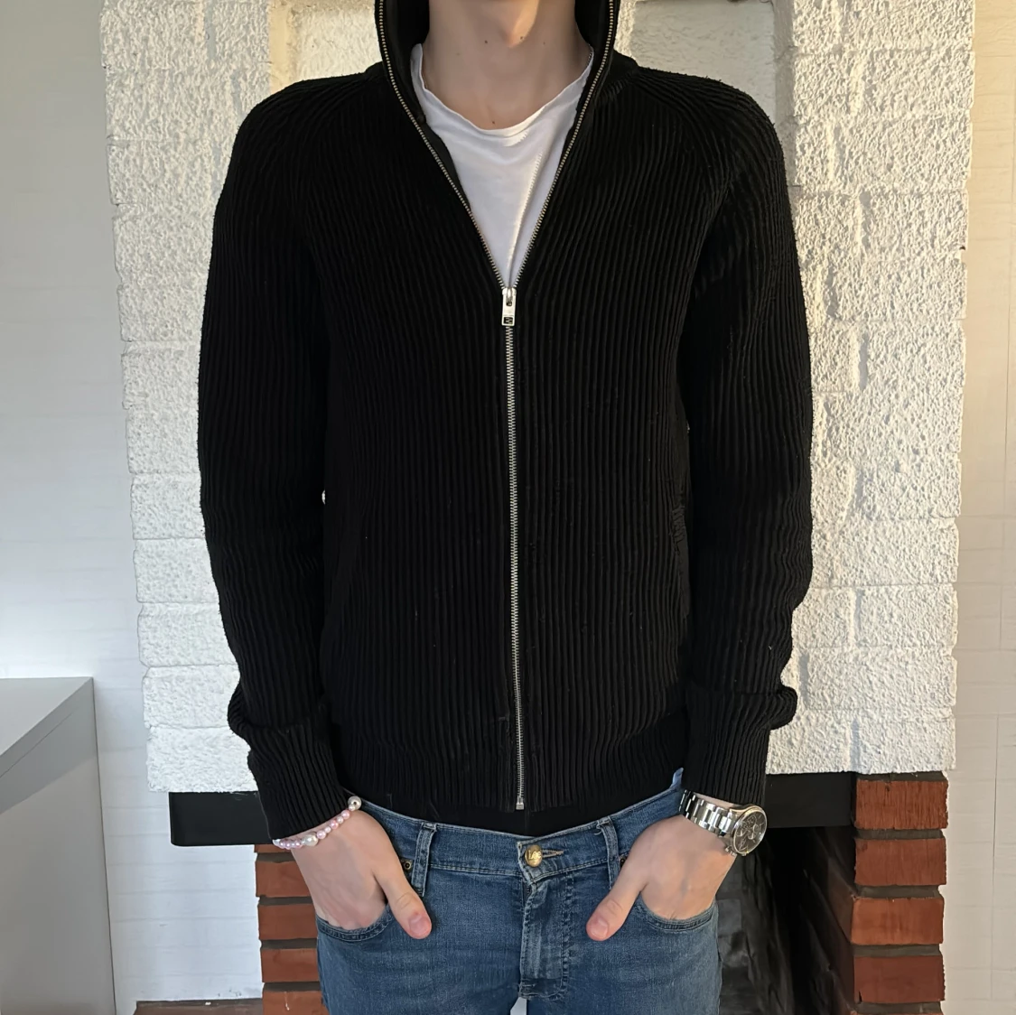 Svart ribbad kofta med dragkedja