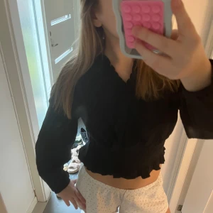 Svart croppad blus - Säljer en svart croppad blus med långa ärmar från mango!!💕💕