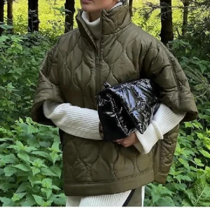 Olivgrön quiltad jacka - Snygg olivgrön quiltad jacka med hög krage och dragkedja. Jackan har en loose passform och trekvartsärmar💗