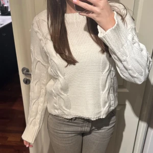 Vit stickad tröja  - Säljer en mysig vit stickad tröja från Lager 157 med kabelstickat mönster. Tröjan har långa ärmar och ribbstickade muddar vid ärmslut och hals. Bra skick, men använd, storlek M🤍🤍