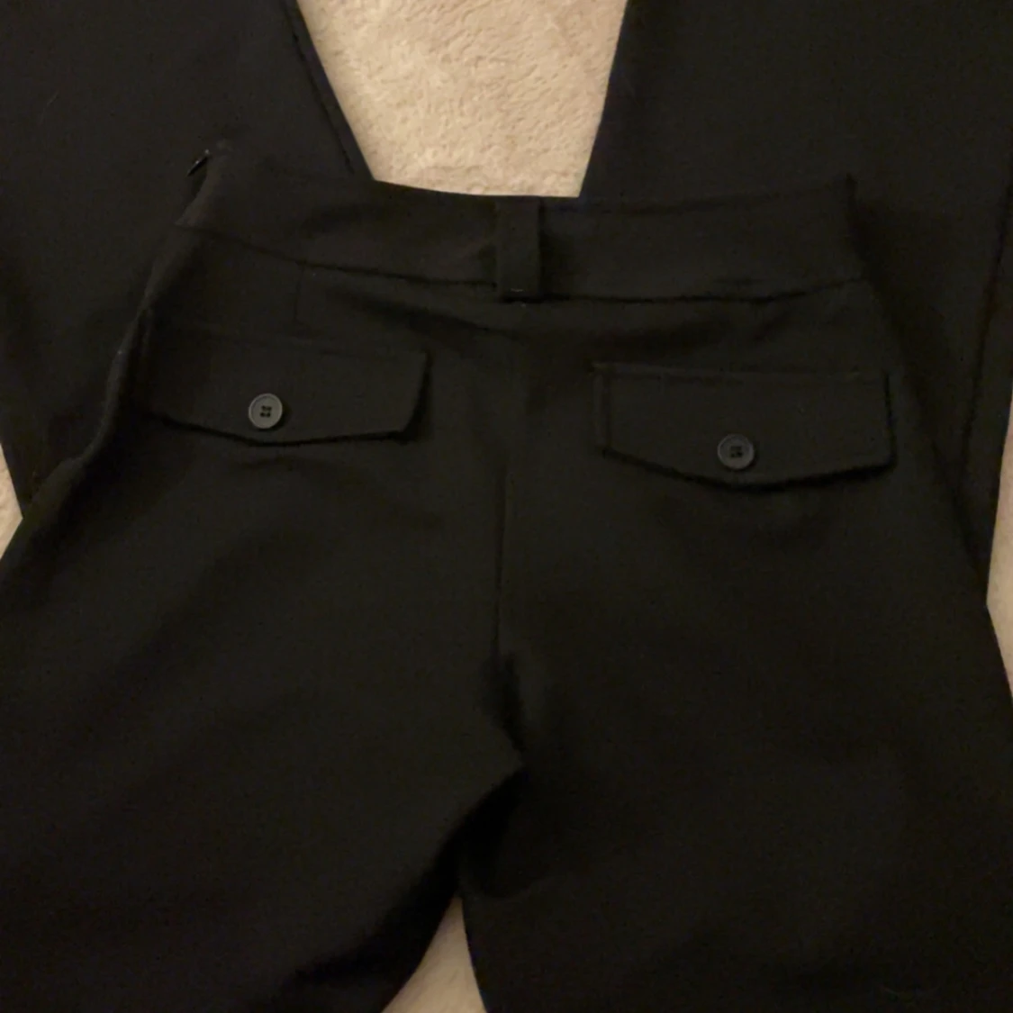 Svarta byxor med fickdetaljer - 2