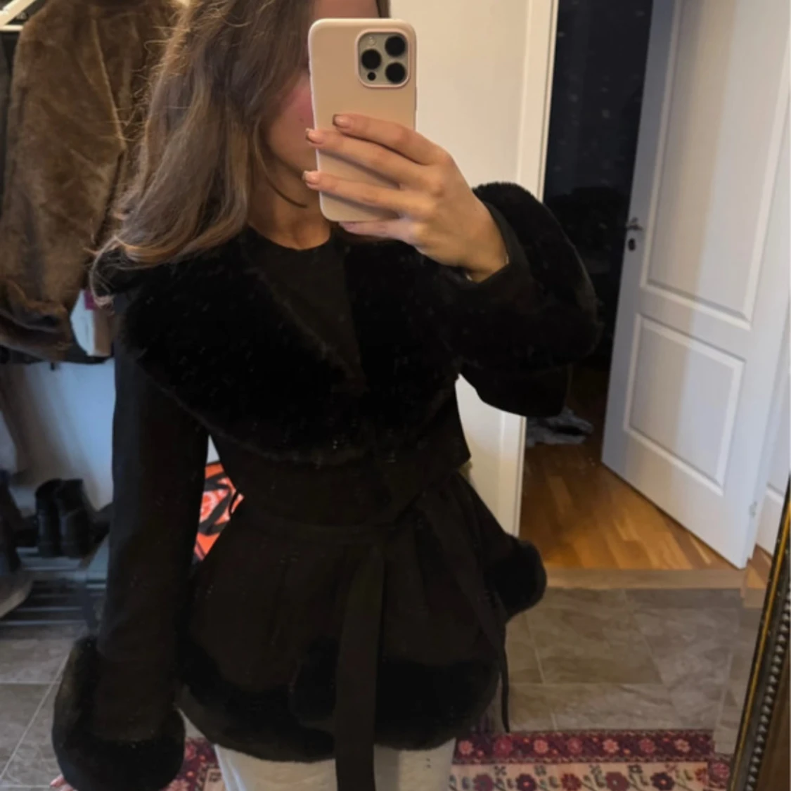 Svart pälsjacka med knytband