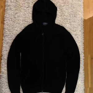Svart Kashmir hoodie Ralph Lauren - Säljer en stilren svart hoodie från Ralph Lauren i slim fit. Inga defekter och knappt använd, SKICK 10/10. Perfekt för en chilla outfit. Skriv om du har några frågor och pris kan diskuteras!! Vid snabb affär kan priset verkligen diskuteras!!!!!