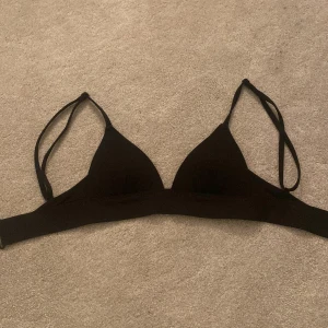 Bikini top  - Säljer denna bikini överdel ifrån hm, den är är i bra skick! Tror det är storlek 65A/Xxs