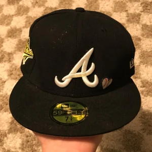 new era keps | Atlantas - Snygg new era keps som inte kommer till någon användning längre. Har kvar klistret på både över och undersidan