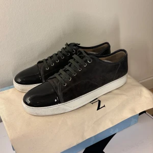 Lanvin uk10 grå cap toe - Bra skick utan några defekter og dustbag tillkommer vid köpet. Uk10 motsvar storlek 44, priset går att diskutera till viss gräns vid snabb affär 